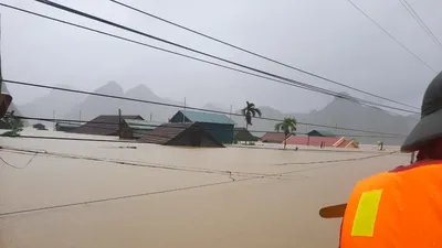 Quảng Bình: Cứu 20 người trên xe khách bị lũ cuốn trôi