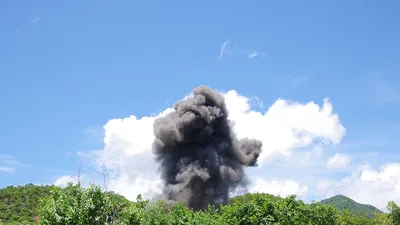 Công binh cho nổ 2 quả bom ‘khủng’ sót lại sau chiến tranh