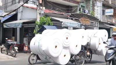 Xích lô “làm xiếc” trên đường