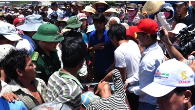 Chùm ảnh: Hàng trăm người đón ngư dân bị Trung Quốc đánh trọng thương trở về