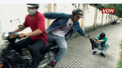 Làm gì khi bị giật túi xách