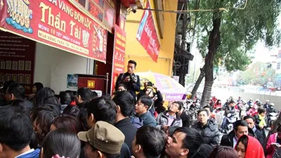 Clip người dân chen nhau mua vàng ngày thần Tài