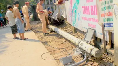 Xe ben liên tiếp 'đạp đổ' sáu cột điện