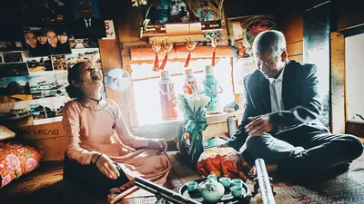 Bộ ảnh cưới của cặp vợ chồng già vớt xác ở sông Hồng