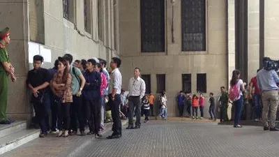 Nhiều người không mua được tiền lưu niệm