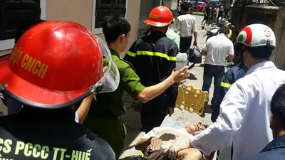 Giải cứu người đàn ông mắc kẹt dưới cống nước