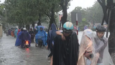 Huế: Đường biến thành sông, phụ huynh bì bõm đón con