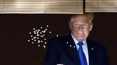 Tổng thống Trump thích thú với cá Koi tại Nhật Bản