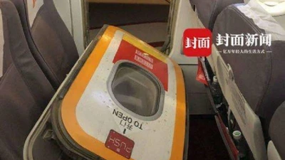 Ngột ngạt, khách mở cửa thoát hiểm máy bay để... hóng gió trời