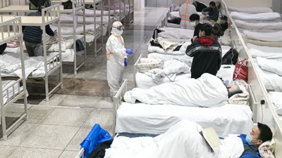 Bệnh nhân bị nhiễm virus Corona được nhìn thấy tại một bệnh viện tạm thời được chuyển đổi từ một Trung tâm triển lãm ở Vũ Hán vào ngày 5-2. Ảnh:TÂN HOA XÃ