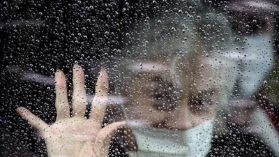 Bà Judie Shape, 81 tuổi, đã được chữa khỏi bệnh COVID-19 tại Trung tâm Chăm sóc sự sống của Kirkland, Washington đang trên đường về nhà cùng con gái. Ảnh: REUTERS