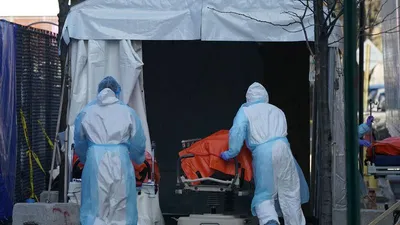 Di chuyển thi thể người chết vì COVID-19 ở Mỹ vào nhà xác Ảnh: AP 