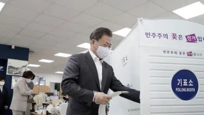 Tổng thống Hàn Quốc Moon Jae-in đi bỏ phiếu tại một điểm bầu cử ở thủ đô Seoul trong ngày bỏ phiếu sớm 11-4. Ảnh: YONHAP