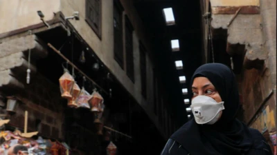 Một phụ nữ Ai Cập đeo khẩu trang, đi mua sắm tại một khu phố cổ ở thủ đô Cairo, Ai Cập. Ảnh: REUTERS​