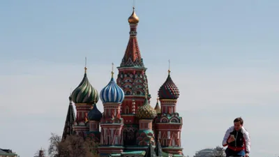 Một người đạp xe ở Quảng trường đỏ vắng người, khi dịch COVID-19 đang bùng phát ở Nga. Ảnh: REUTERS