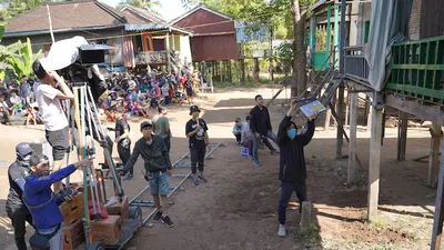 Lý Hải dựng hàng loạt nhà sàn trong làng Chăm rồi phá sập