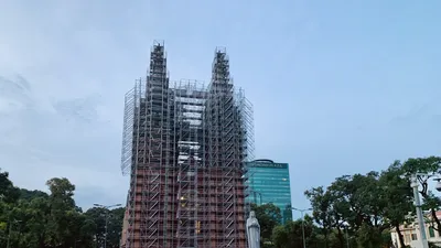 Chiếu sáng hai thánh giá đỉnh tháp chuông nhà thờ Đức Bà mùa Giáng sinh