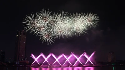 Ba Lan 'chơi' pháo hoa trên nền 25 bài hát