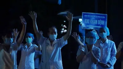 Y bác sĩ hát vang ca khúc "Như có Bác Hồ trong ngày vui đại thắng". Ảnh: BÙI TOÀN