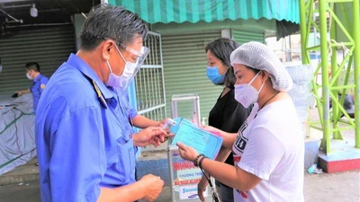 Đà Nẵng đổi thẻ đi chợ cho người dân 