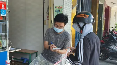 Người dân Đà Nẵng hồ hởi đi mua đồ ăn mang về