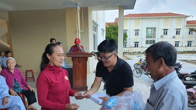 Bà con xã đảo xúc động khi nhận quà hỗ trợ sau bão số 9