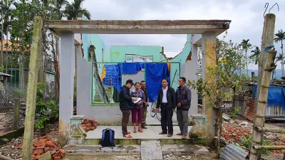 'Có tiền rồi, đi mua tôn lợp nhà luôn!'