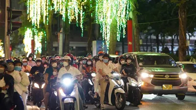 Người dân nô nức xuống phố vui xuân đón giao thừa