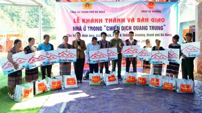 Công an bàn giao căn nhà đầu tiên trong ‘chiến dịch Quang Trung’ ở Đà Nẵng