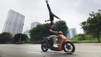 Clip Quốc Cơ - Quốc Nghiệp chồng đầu chạy xe máy điện được gỡ