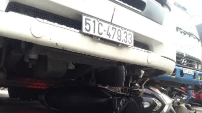 Một phụ nữ thoát chết hi hữu dưới gầm xe container