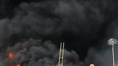 Cháy cực lớn công ty phế liệu, hàng trăm người nháo nhào tháo chạy