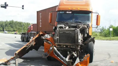 2 xe container tông bẹp dúm đầu, lật nhào trên đường