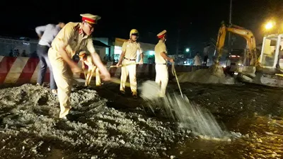 CSGT lấp hố ‘tử thần’ trên đường trong đêm 