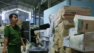 Bắt giám đốc buôn lậu gần 10.000 chai rượu ngoại