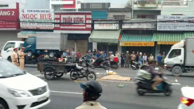 Xe máy kéo hàng va chạm xe tải, hai anh em tử vong