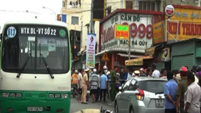 Mở cửa xe không quan sát, cô gái té tử vong