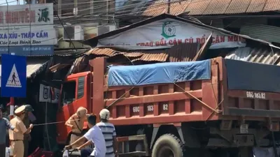 Xe ben lao sập nhà dân bên đường