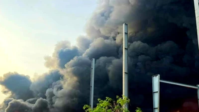 Cháy dữ dội, lửa bao trùm xưởng làm ván ép gỗ 