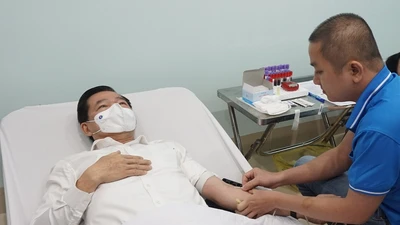 Bí thư Tỉnh ủy Đồng Nai cùng hơn 200 người đã tham gia hiến máu cứu người