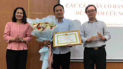 2 thanh niên được tặng bằng khen vì cứu người phụ nữ nhảy cầu tự tử