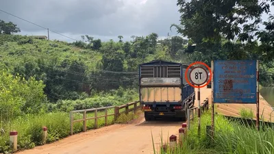 Lo vỡ đập, người dân báo CSGT chặn xe quá tải