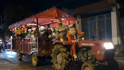 Ông già Noel ở Đắk Lắk lái xe máy kéo phát tặng quà cho trẻ em
