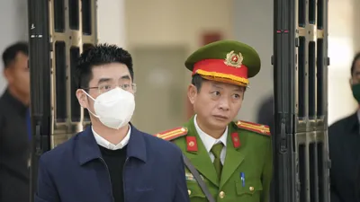 Dẫn giải cựu điều tra viên Hoàng Văn Hưng đến tòa nghe tuyên án vụ chuyến bay giải cứu