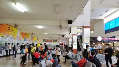 Bến xe Miền Đông đông lạ thường sau nhiều ngày vắng vẻ