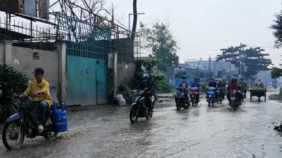 Đường tỉnh lộ 9 lầy lội sau cơn mưa