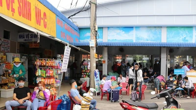 Người dân miền Tây vội vã về quê nghỉ lễ 30-4