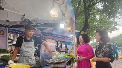 Ấn tượng với không gian trên bến dưới thuyền tại kênh Nhiêu Lộc - Thị Nghè