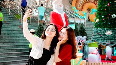 Giới trẻ đua nhau check-in ông già Noel 'khổng lồ'