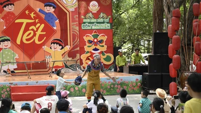 Người Sài Gòn ùn ùn đến khu vui chơi dịp giỗ Tổ Hùng Vương